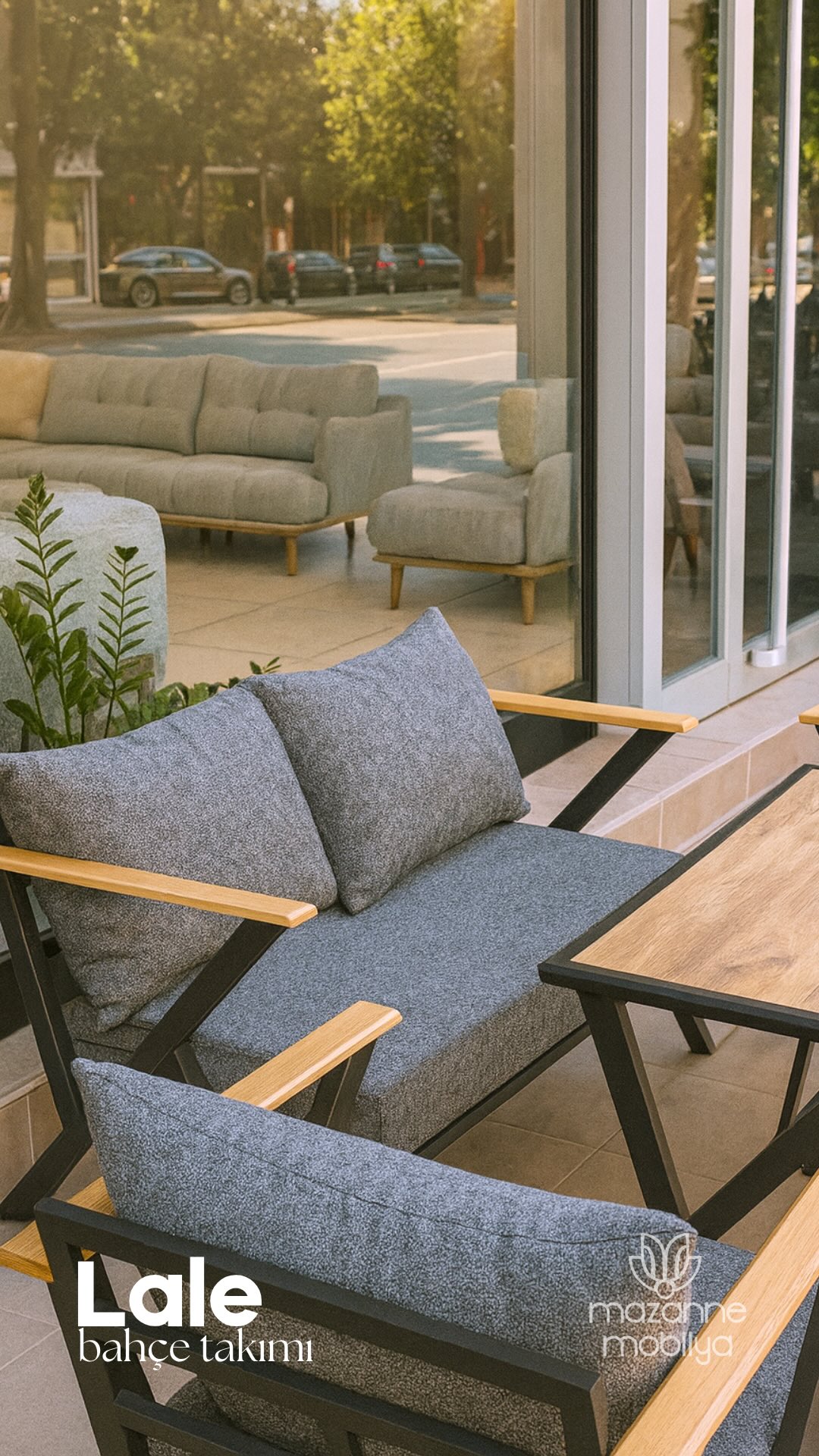 Teak masa ve sandalyelerden oluşan dış mekân yemek alanı