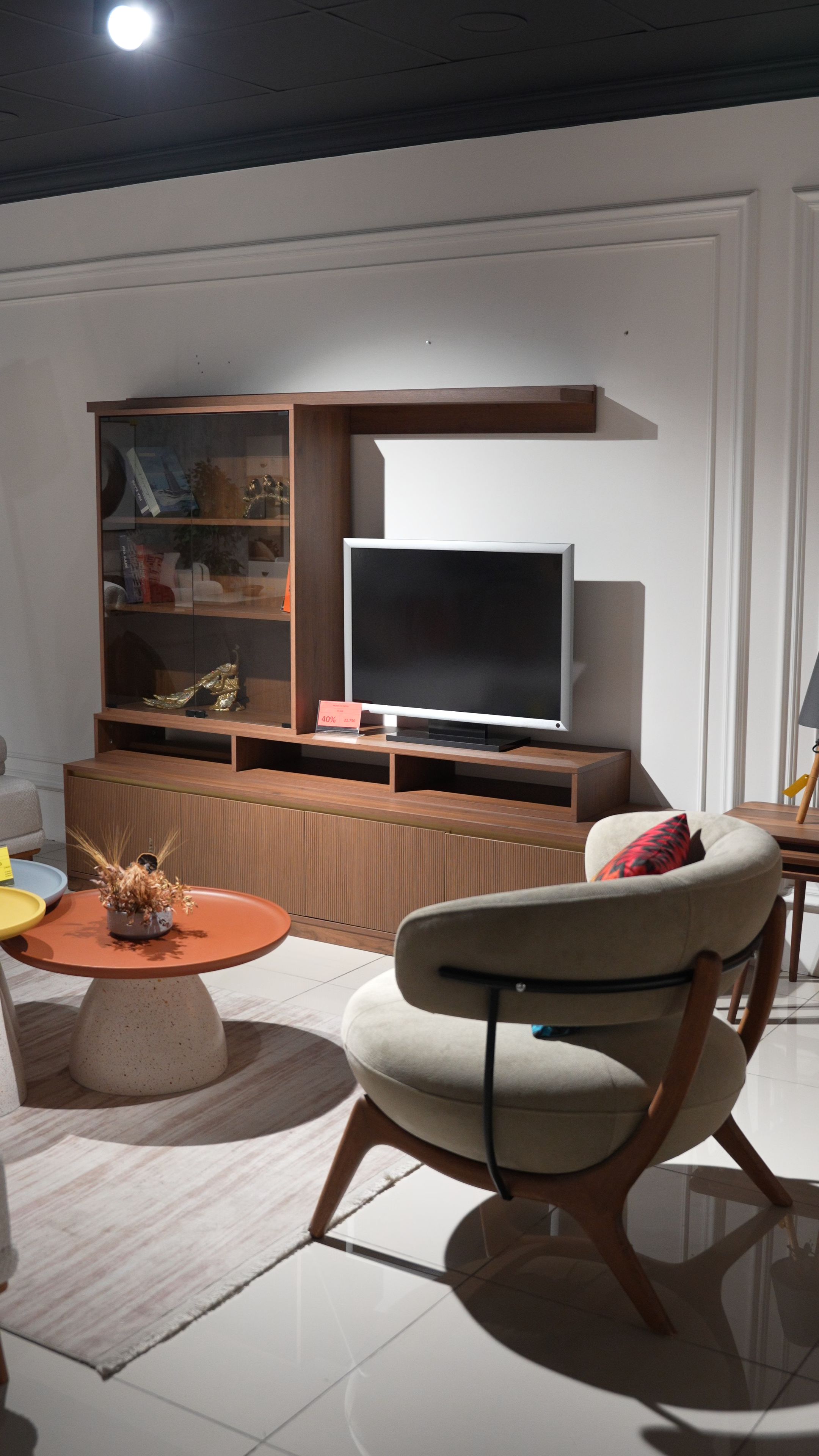Duvara asılı TV, yüzer raflı ünite ve kablo gizleme